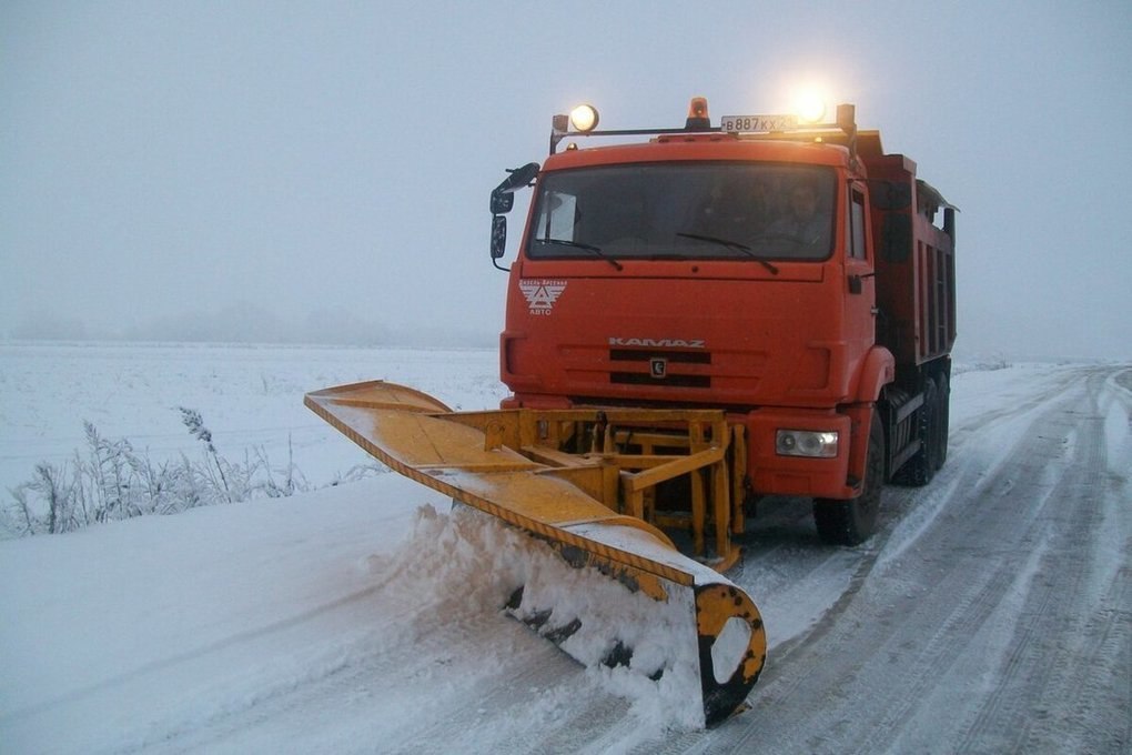 На дорогах Костромской области ведется уборка снега