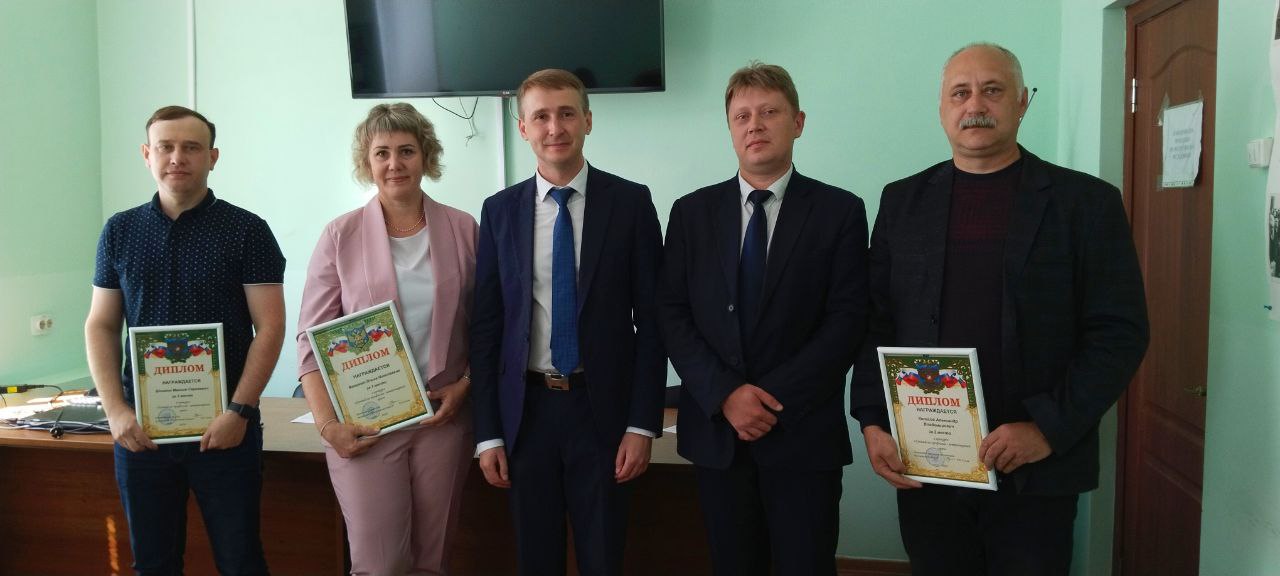 Заместитель губернатора Андрей Плотников вручил награды лучшим ветеринарам региона