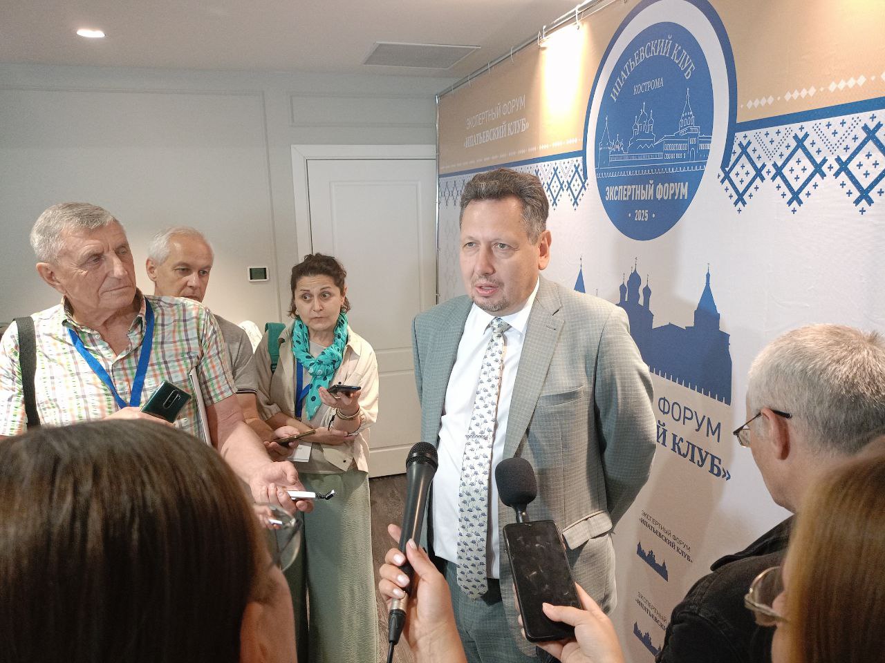 Федеральные эксперты на "Ипатьевском клубе" обсудили основные тренды развития региона 