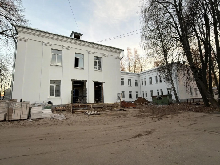 Заместитель губернатора Игорь Малякин проверил ход реконструкции здания будущего эндокринологического центра