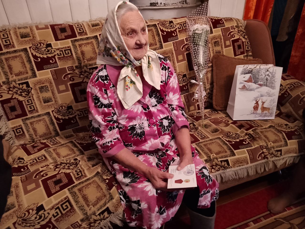Медаль 80-летия Победы вручена труженику тыла Алевтине Ловыгиной