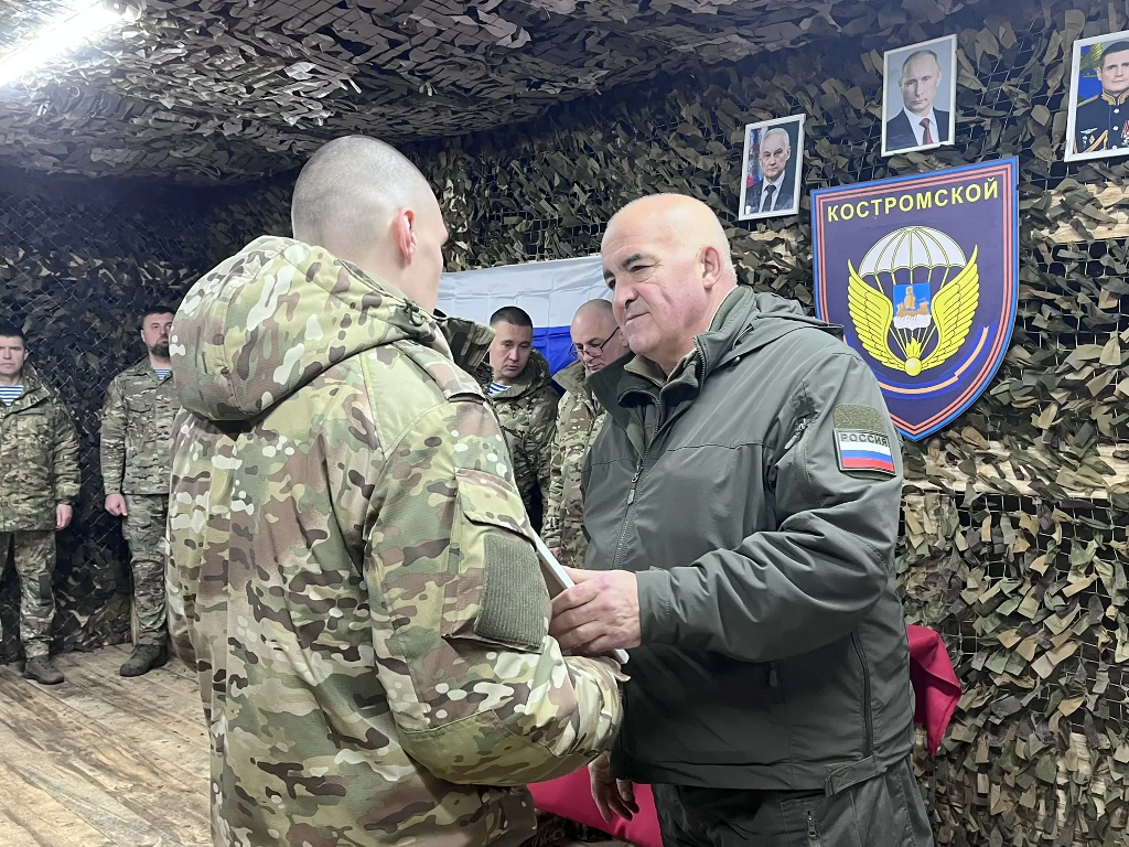 Сергей Ситников вручил десантникам государственные награды и поощрения Костромской области 