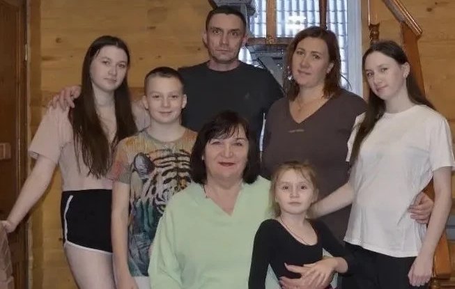 Сергей Ситников поздравил ещё одну многодетную семью с медалью ордена «Родительская слава» 