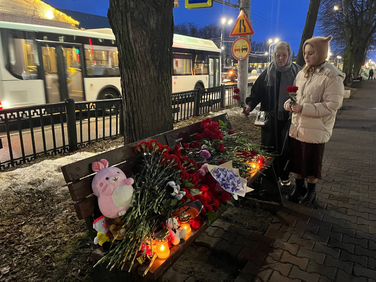 Костромичи приносят цветы в память о погибших в теракте в Подмосковье 
